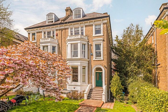 2 Bedroom Flat To Rent In Cambridge Park, East Twickenham, TW1