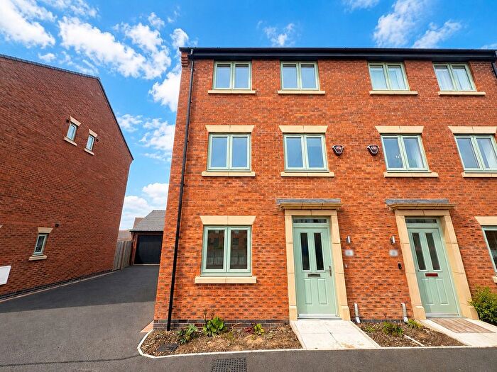 4 Bedroom Semi-Detached House To Rent In The Avenue, Corby, NN17
