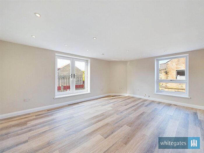 3 Bedroom Flat To Rent In Station Road, Clayton, Bradford, West Yorkshire, BD14
