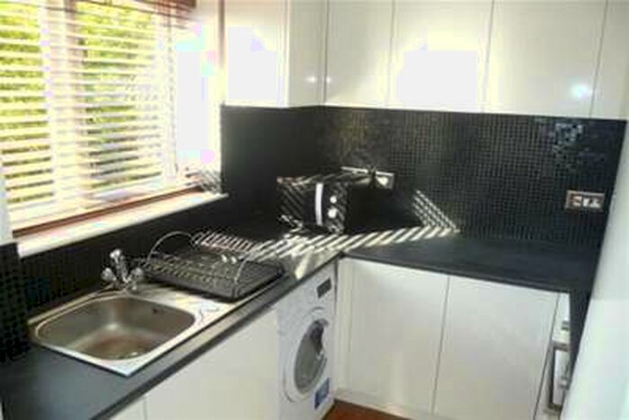 1 Bedroom Flat To Rent In Topaz House - Malden Manor, KT4