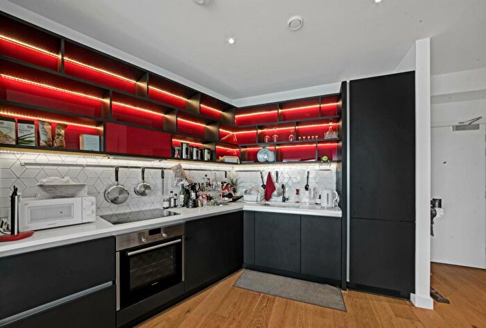 1 Bedroom Apartment To Rent In Modena House, London City Island, London, E14