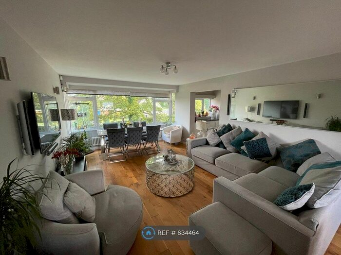 3 Bedroom Flat To Rent In The Shimmings, Guildford, GU1