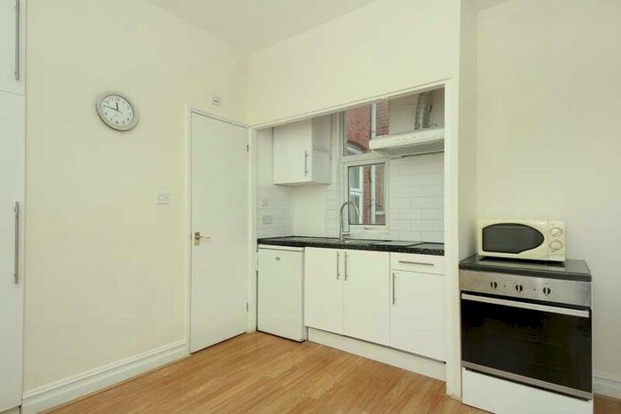 Flat To Rent In Uxbridge Road, W3