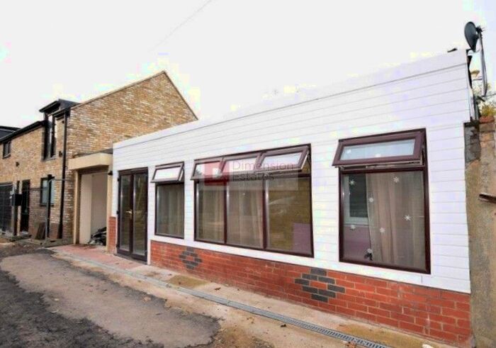 4 Bedroom End Of Terrace House To Rent In Elfrida Close, Woodford Green, Essex IG8