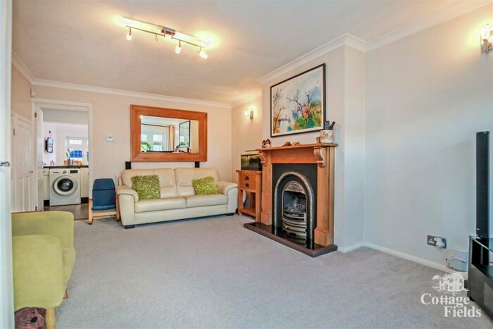 4 Bedroom House To Rent In Berkley Avenue, Waltham Cross, EN8