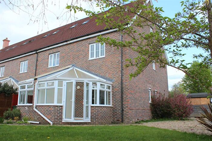 3 Bedroom Town House To Rent In Stoke Mill Close, Guildford, GU1