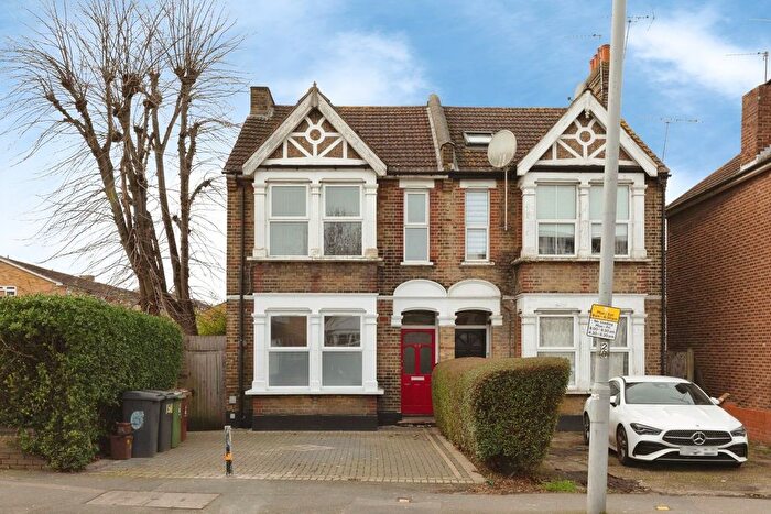 2 Bedroom Flat For Sale In Chingford Mount Road, London, E4