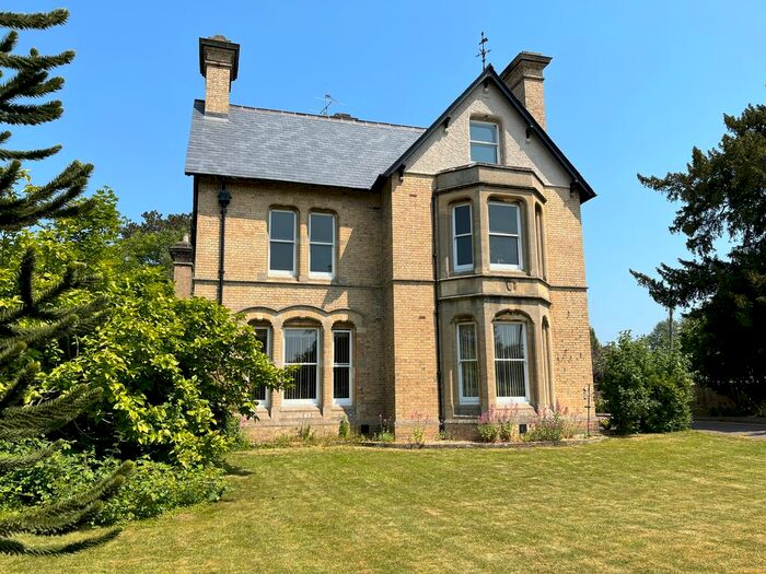 2 Bedroom Maisonette To Rent In Tatham Court, Taunton, TA1