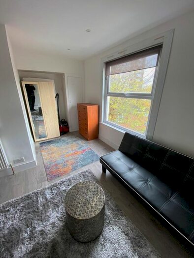 2 Bedroom Flat To Rent In Goldhawk Road, London, W12