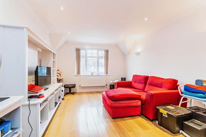 2 Bedroom Flat For Sale In Croydon Road, Caterham, Surrey, CR3