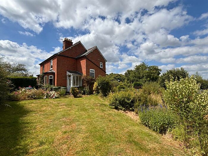 3 Bedroom Semi-Detached House For Sale In Wellesbourne Road, Alveston, CV37