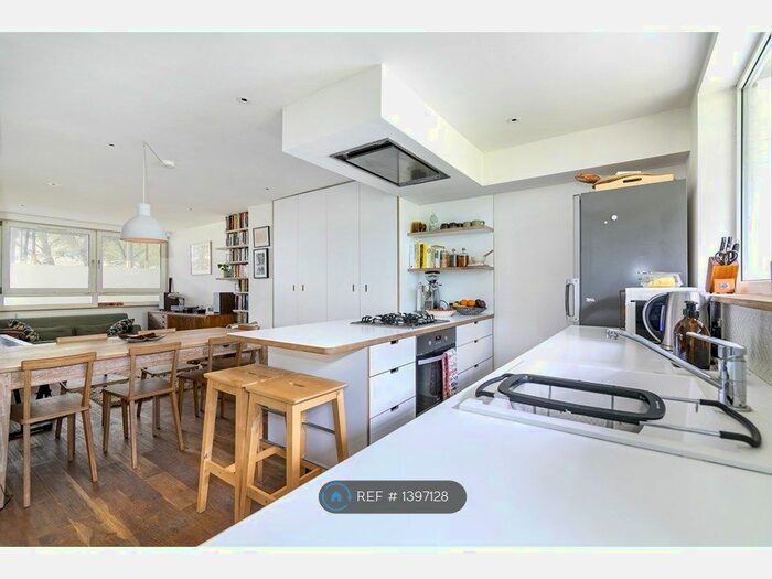 3 Bedroom Maisonette To Rent In Orwell Court, London, E8