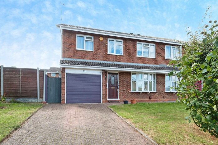 4 Bedroom Semi-Detached House For Sale In Swift Close, Newport Pagnell, MK16