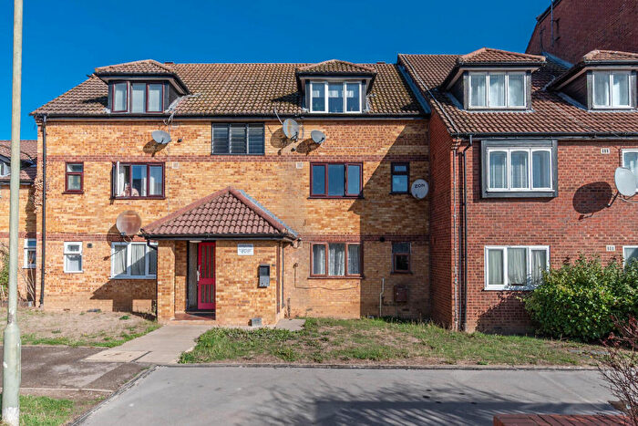 2 Bedroom Flat For Sale In Springwood Crescent, Edgware, HA8