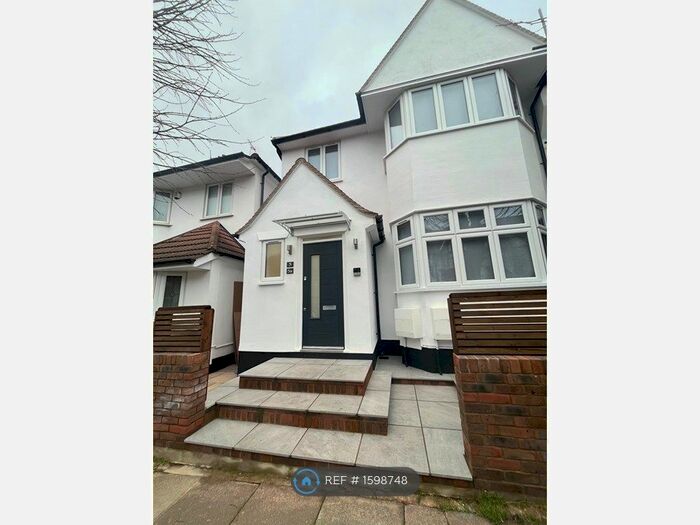 2 Bedroom Flat To Rent In Clifton Gardens, London, NW11
