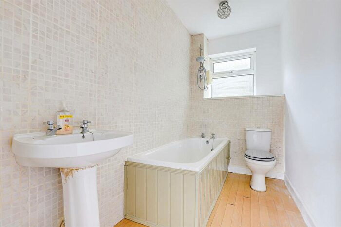 1 Bedroom Flat For Sale In Derwent Crescent, Arnold, Nottinghamshire, NG5