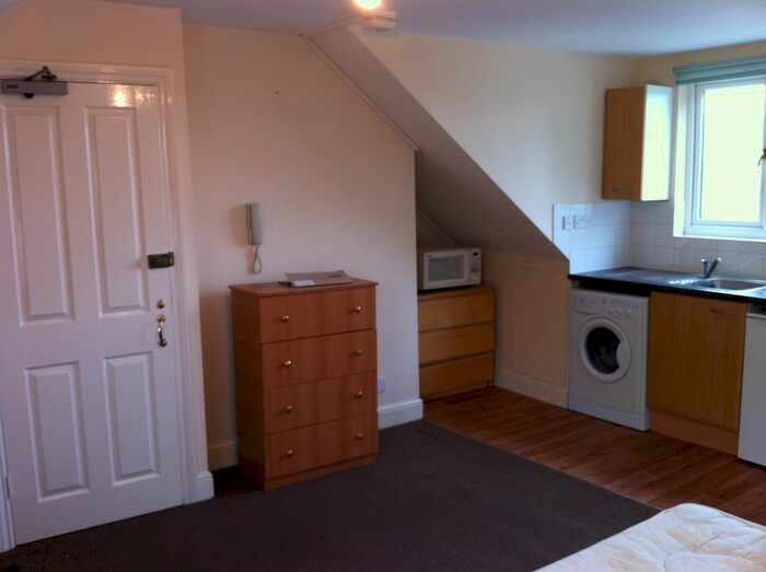 Studio To Rent In High Road, Wood Green, London, N22