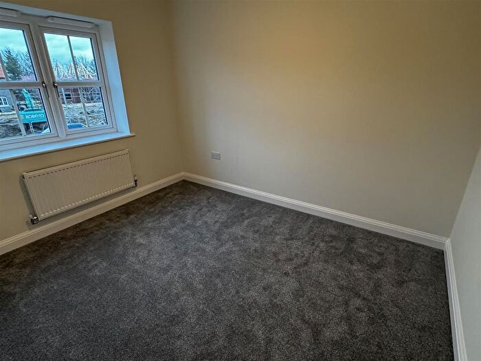 3 Bedroom End Of Terrace House To Rent In Barnes Way, Kingswood, HU7