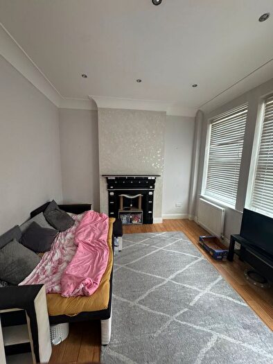2 Bedroom Flat To Rent In A High Street, London, SE20