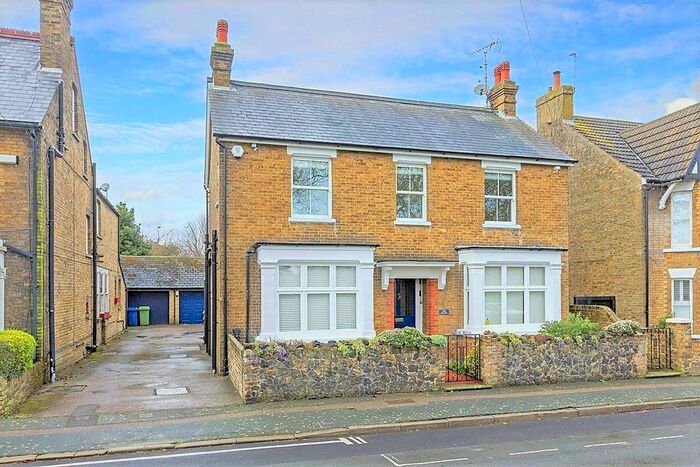 4 Bedroom Detached House To Rent In Albany Road, Sittingbourne, Kent, ME10