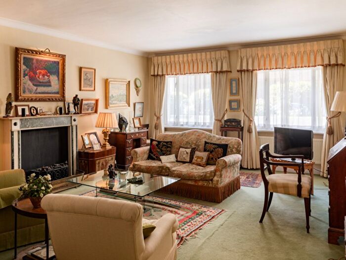 3 Bedroom Flat For Sale In Hyde Park Gate, London, SW7