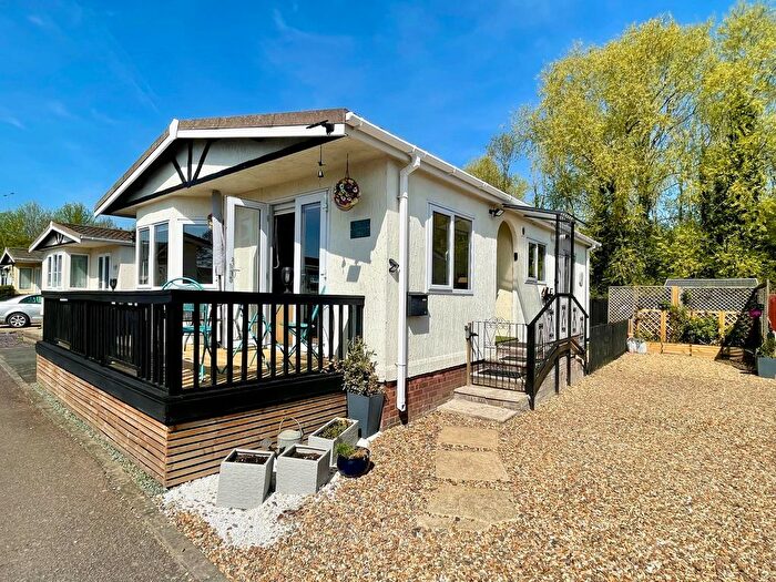 2 Bedroom Mobile/park Home For Sale In Lordsway Park Home, Alconbury, Huntingdon, PE28