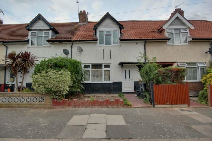 3 Bedroom Semi-Detached House To Rent In Causeyware Road, Edmonton, London, N9