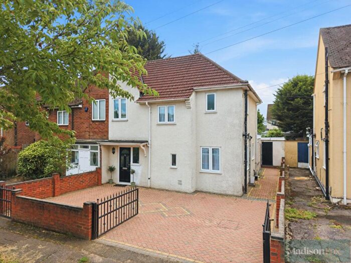 3 Bedroom Semi-Detached House For Sale In Fyfield Road, Woodford Green, IG8