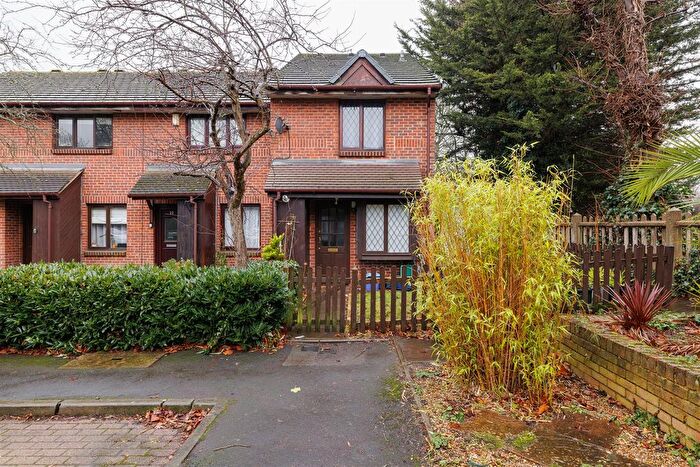 1 Bedroom Property For Sale In Alders Close, Wanstead, E11