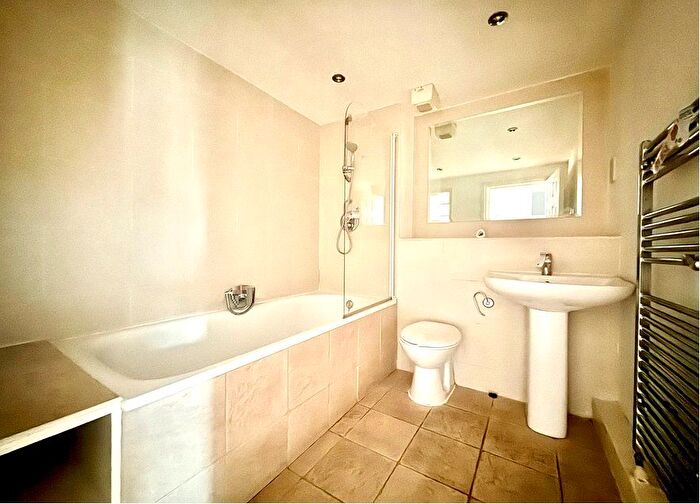 2 Bedroom Flat For Sale In Greenview Close, London, W3