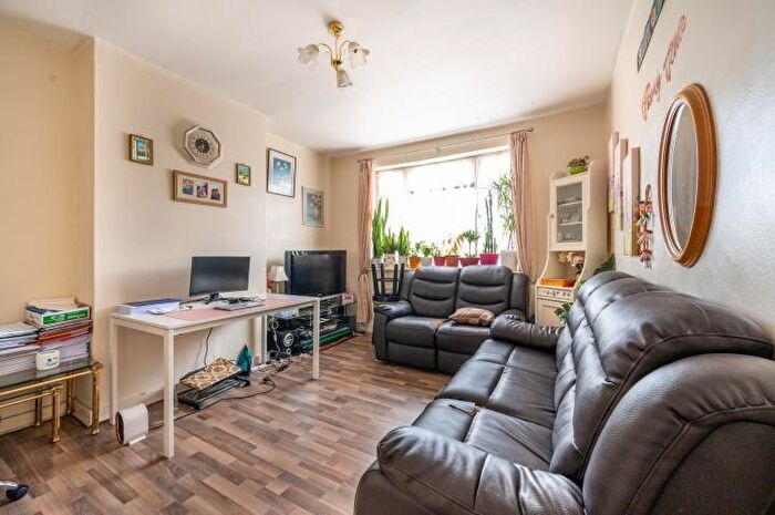2 Bedroom Flat For Sale In High Road, Leyton, E10