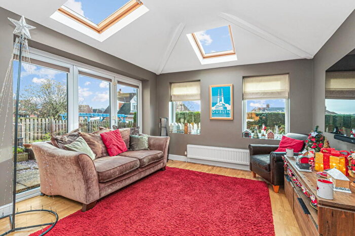 4 Bedroom Detached House For Sale In Field End Garth, Leeds, LS15