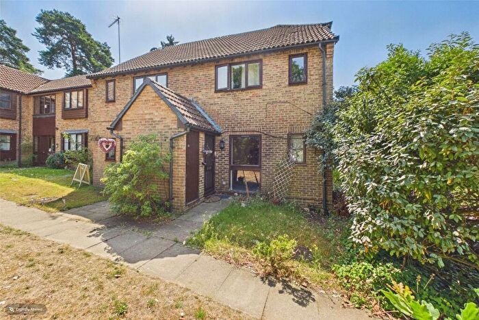 1 Bedroom Maisonette For Sale In Bluebell Rise, Lightwater, Surrey, GU18