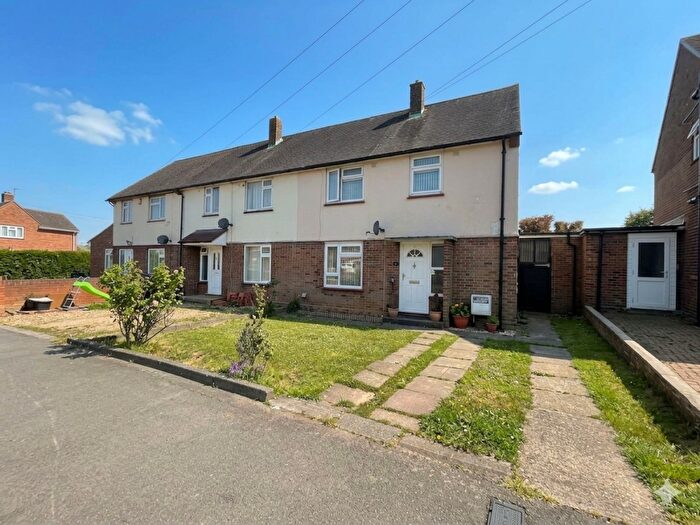 3 Bedroom End Of Terrace House For Sale In Southdrift Way, Luton, Bedfordshire, LU1