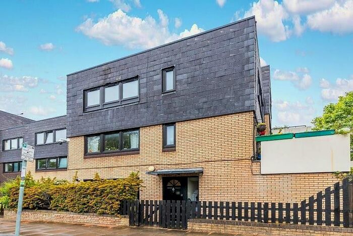 3 Bedroom Flat To Rent In Ericcson Close, London, SW18