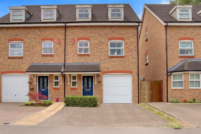 3 Bedroom Semi-Detached House For Sale In Hadleigh Close, Shenley, WD7