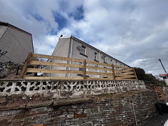 4 Bedroom Semi-Detached House To Rent In Pleasant View, Bedlinog, Treharris, CF46