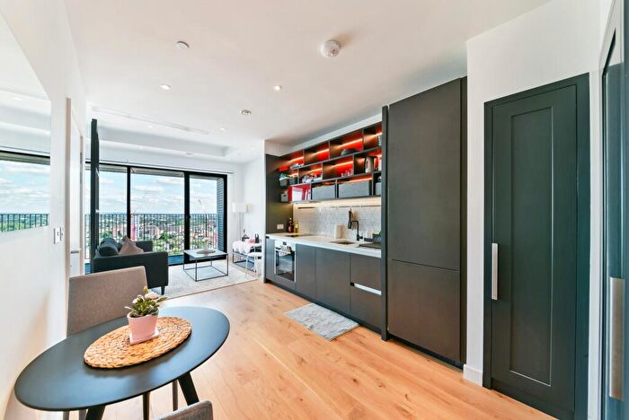 Flat To Rent In City Island Way, Poplar, London, E14
