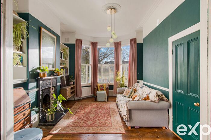 2 Bedroom Flat For Sale In Trinity Road, London, N22