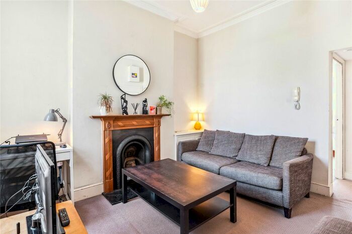 2 Bedroom Flat To Rent In Battersea Rise, London, SW11