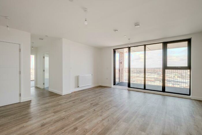 2 Bedroom Flat To Rent In Lakeside Drive, Park Royal, NW10