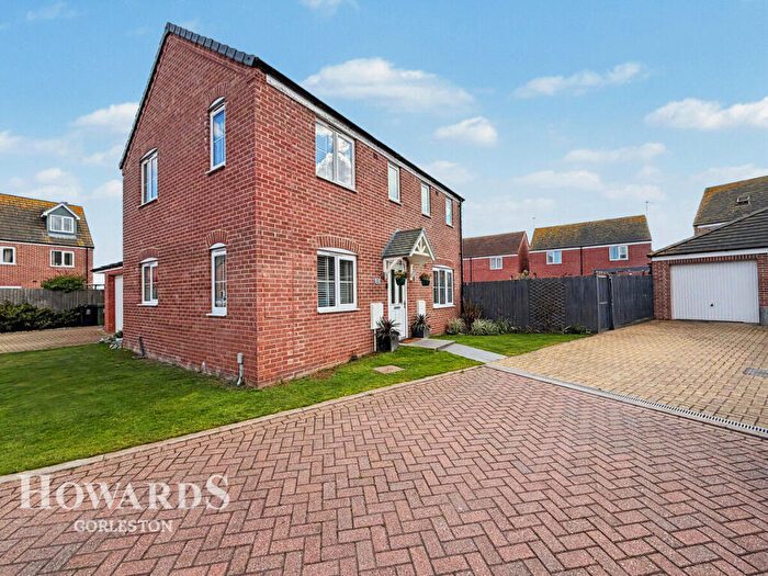 3 Bedroom Detached House For Sale In Breeze Close, Bradwell, NR31