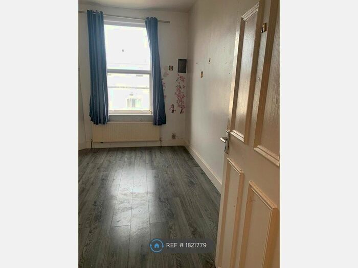 Studio To Rent In Park Parade, London, NW10