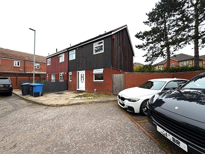 3 Bedroom Semi-detached House To Rent In Whitethorn Close, Norwich, NR6