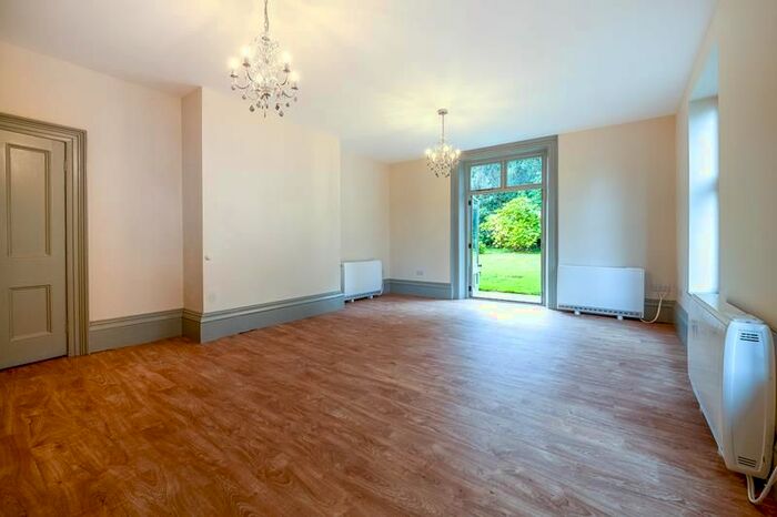 2 Bedroom Flat To Rent In Chatsworth House, Abbey Road, Malvern, Worcestershire, WR14