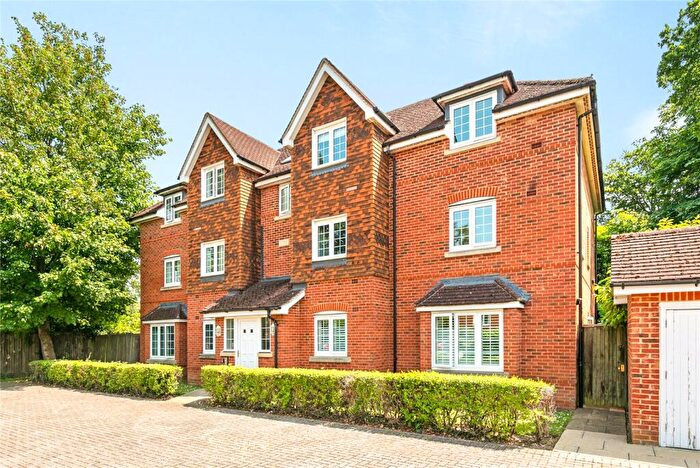 2 Bedroom Apartment For Sale In Landen Grove, Wokingham, Berkshire, RG41