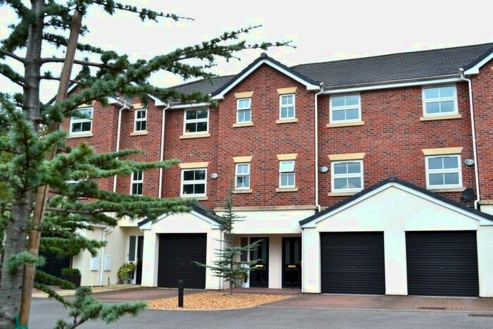 3 Bedroom Mews House To Rent In Chiltern Court, Tytherington Park Road, Macclesfield, SK10