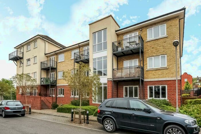 2 Bedroom Apartment To Rent In High Wycombe, Buckinghamshire, HP13