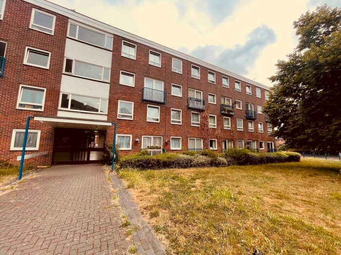 3 Bedroom Maisonette To Rent In Old Orchard, Poole, BH15