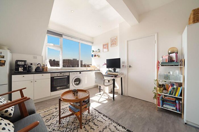 Studio To Rent In Cricklewood Broadway, London, NW2